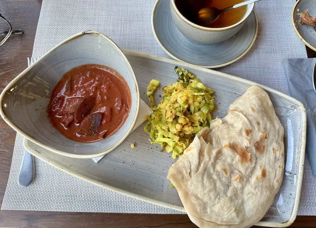 Abendessen auf der anderen Seite: Paratha, Rote-Beete-Curry, Kohl-Linsen-Salat, vorher gab es eine Karotten-Tomatensuppe