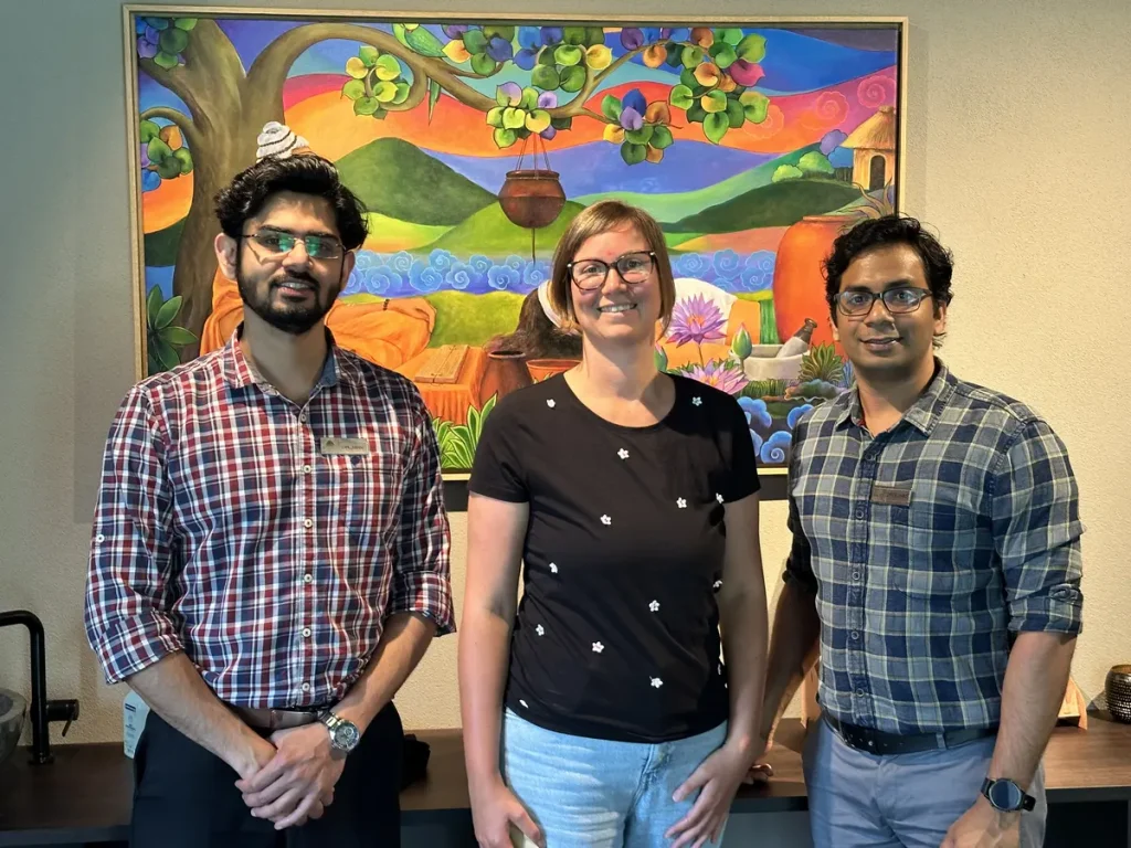 Dr. Jibin, ich und Dr. Suhas im Konsultations-Zimmer