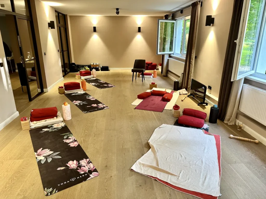 Yoga im kleinen Yogaraum