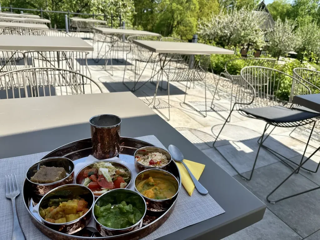 Essen auf der Terrasse mit Blick in den Park.