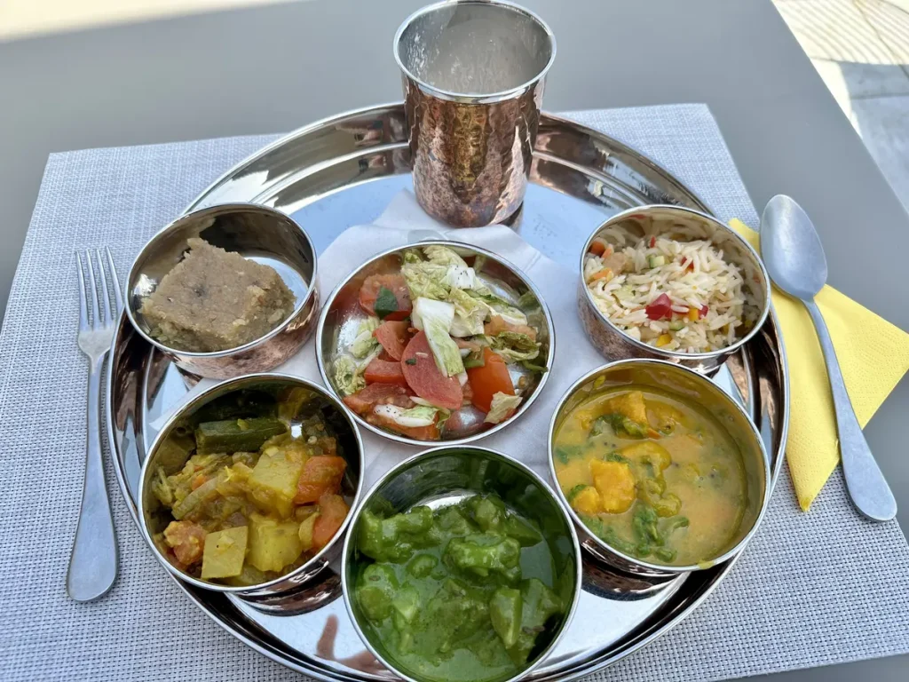 Zum Mittag gibt es die grösste Portion und immer einen Lassi und ein Dessert.