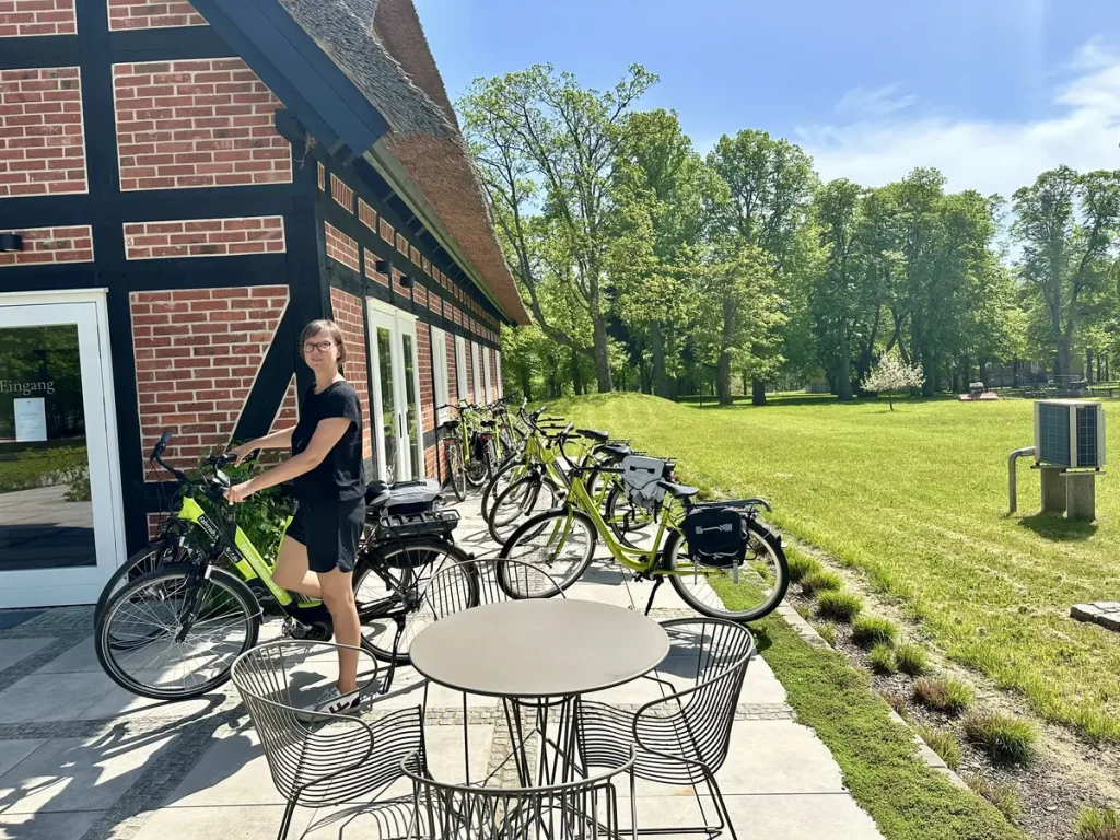 Fahrräder und E-Bikes sind zum Ausleihen vorhanden.