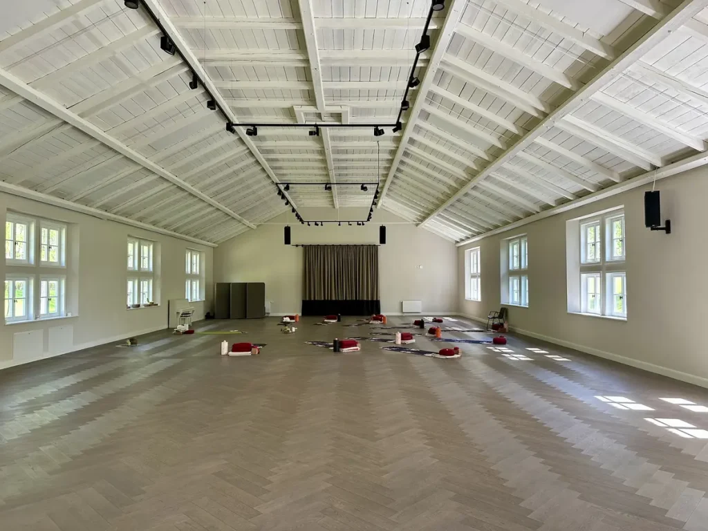 Yoga-Reethalle, inkl. Fussbodenheizung.