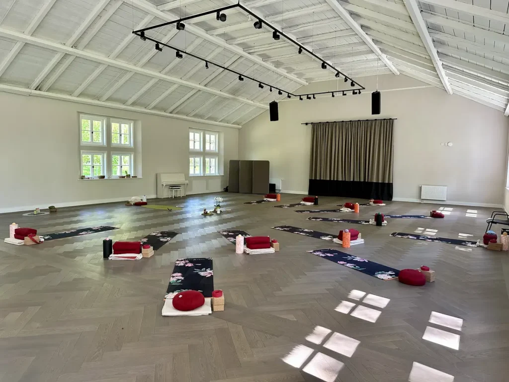 Yoga in der Reethalle.