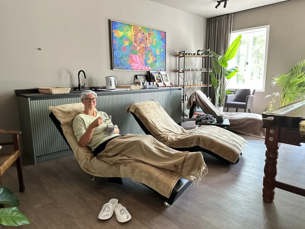Im Ruheraum nach der Öl-Stirnguss-Behandlung.