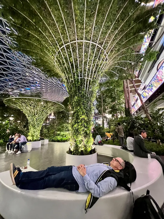 Ausruhen in der Gartenanlage in Doha