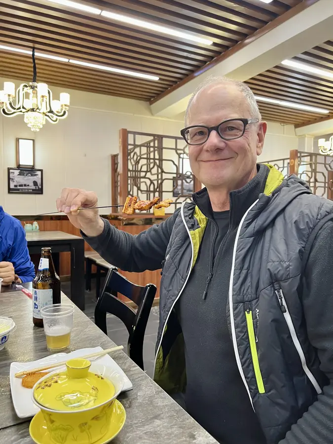 Fleischspiesse und Tee zum Abendessen in Xining