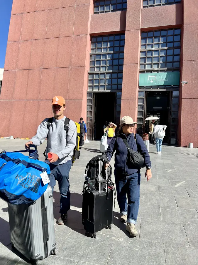 Ankunft am Bahnhof in Lhasa