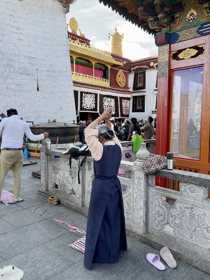 Pilger und Pilgerinnen beim Jokhang