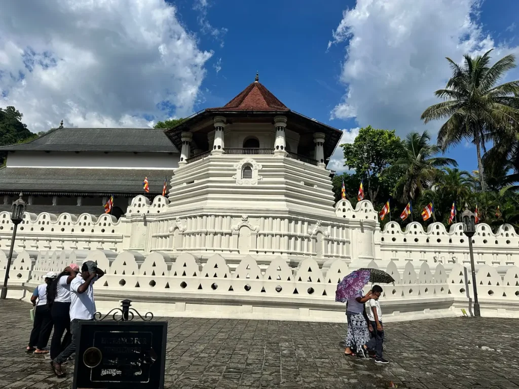 Am Zahntempel von Kandy