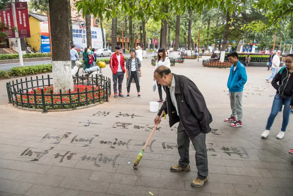Kalligraphie im Park, Kunming