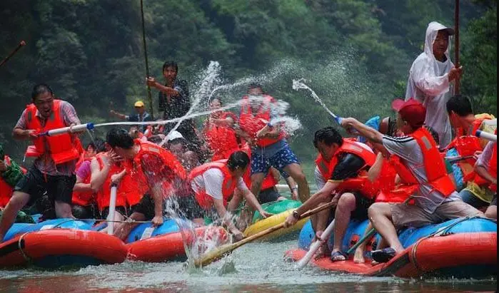 So ging es beim Rafting die ganze Zeit zu und her! (Foto von Synotrip)