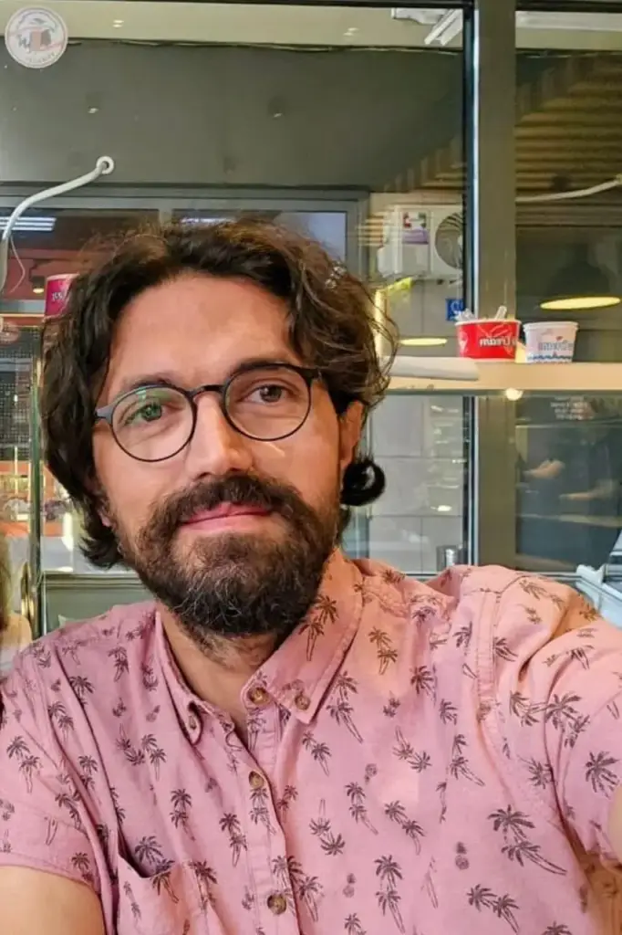 Muamer Sivrikoz ist zertifizierter Tourguide. Seine Erzählungen sind lebendig und voller spannender Geschichten. Mit seinem enormen Wissen über Geschichte und Kultur versteht er es, Besucherinnen und Besucher für sein Land zu begeistern. Muamer spricht englisch.