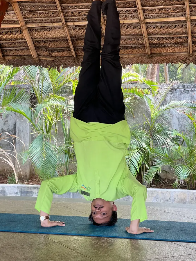 Der Yogalehrer Naveen präsentiert den «Kopfstand / Sirshasana»