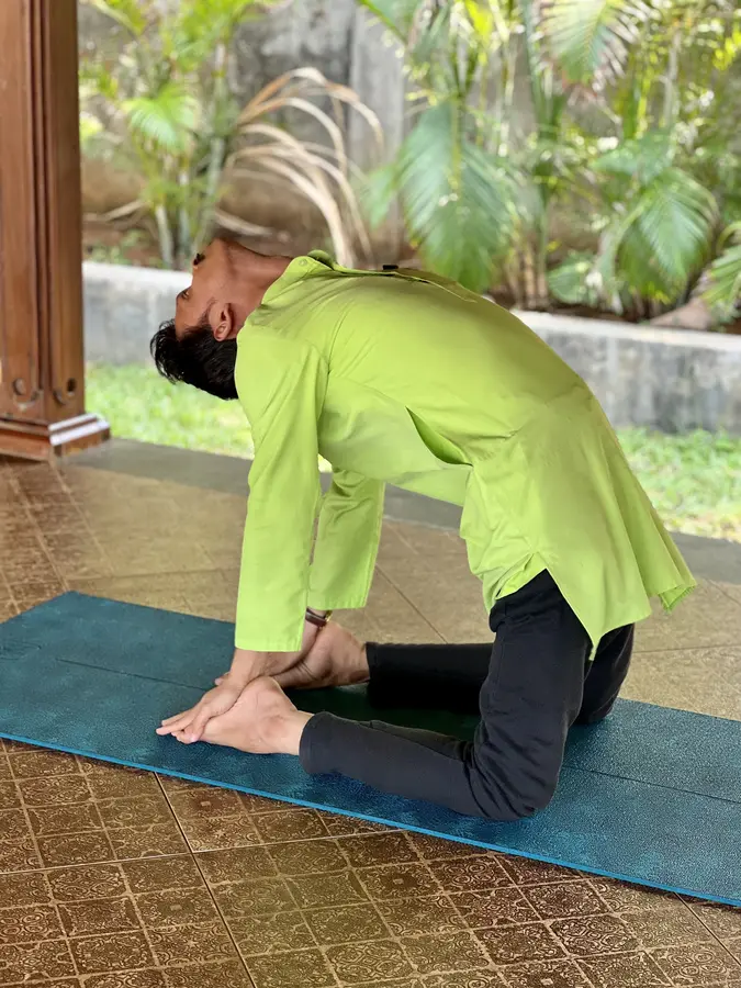 Der Yogalehrer Naveen präsentiert das «Kamel / Ushtrasana»