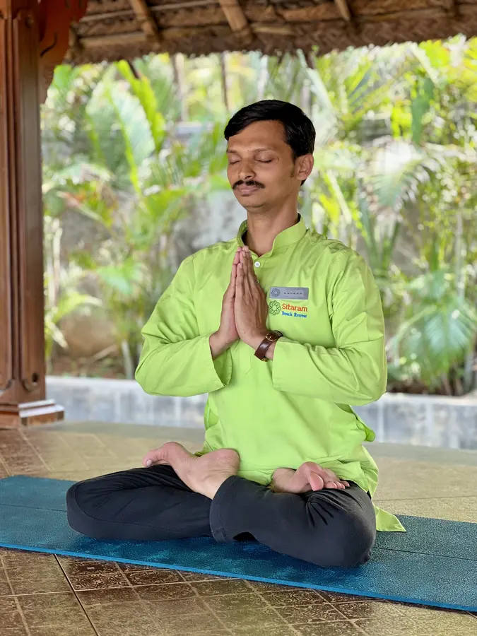 Der Yogalehrer Naveen präsentiert den «Lotussitz / Padmasana»