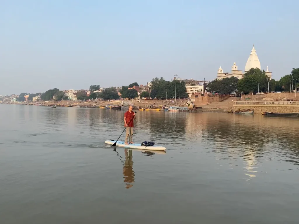 Mit dem SUP auf dem Ganges in Varanasi
