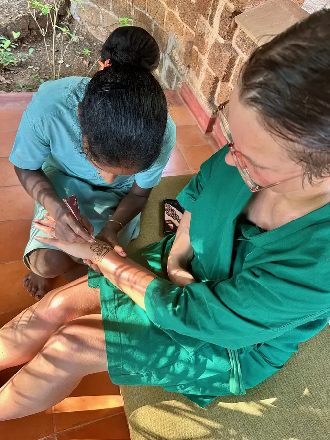 Hennaproduktion nach der Massage