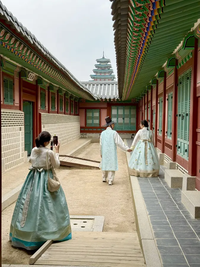 Touristen posieren in traditioneller Kleidung, Hanboks