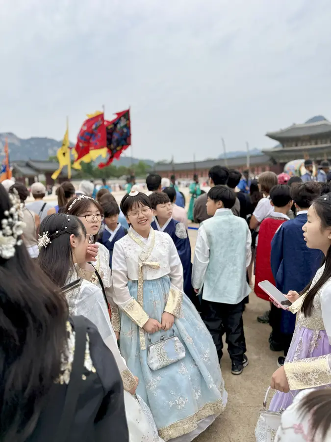 Touristen beim Besuch des Changdeokgung Palast