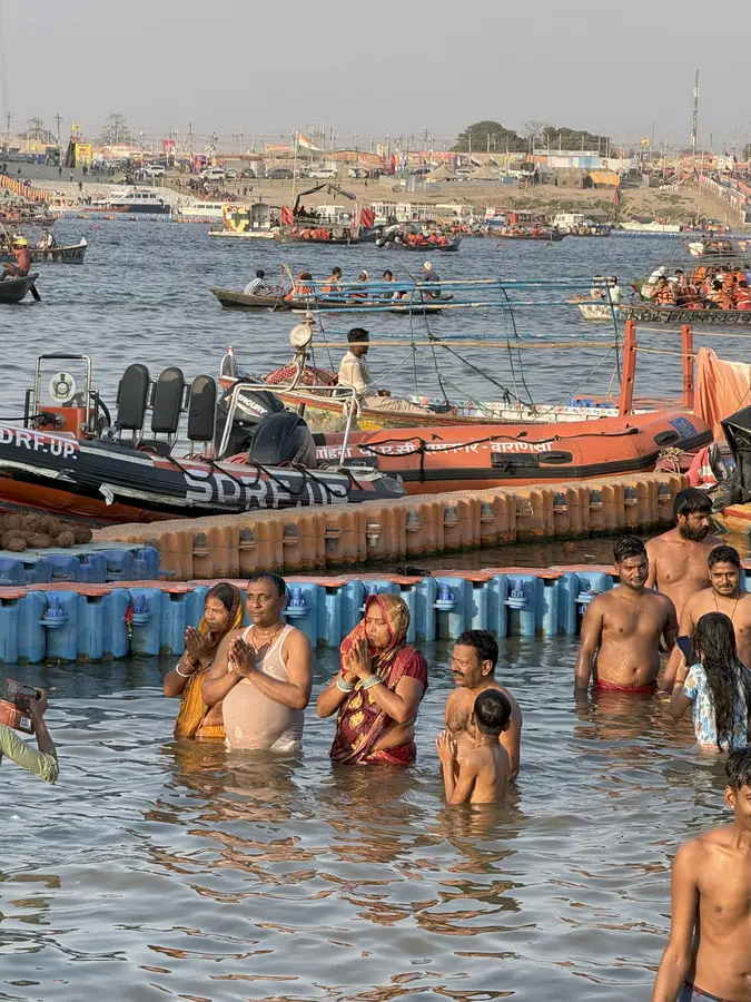 Millionen von Menschen baden im Fluss