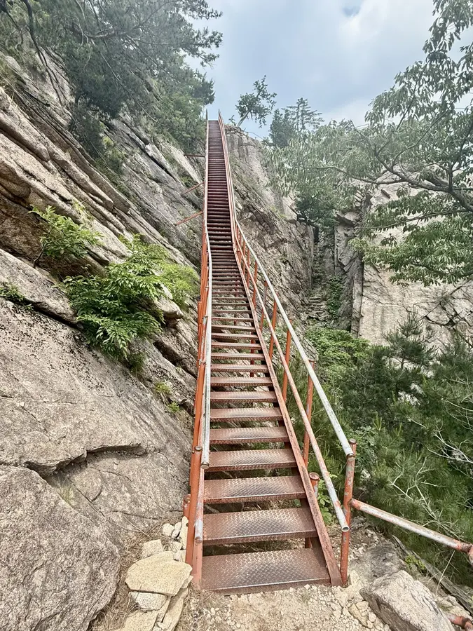 Ein steiler Weg führt hinauf zum Felsen