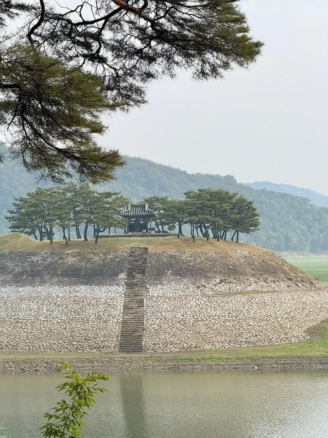 Dosan Seowon am Nakdong Fluss