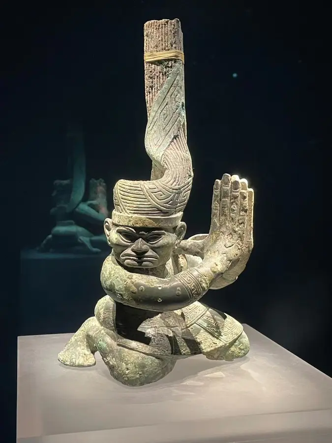 eine der über 3000 Jahre alten Bronzestatuen des Museums