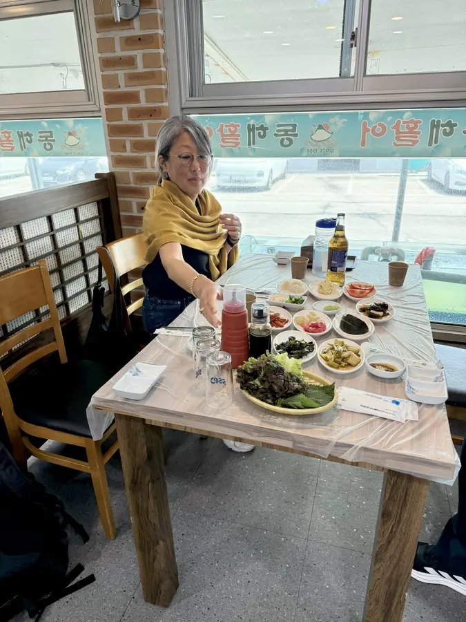 Mittagessen in Fischrestaurant in Ayjin