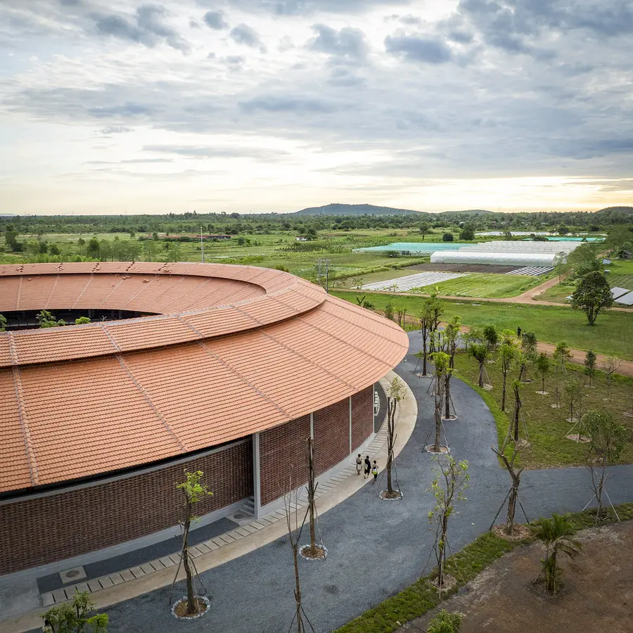Das neue Schulgebäude vor der Landwirtschaftszone